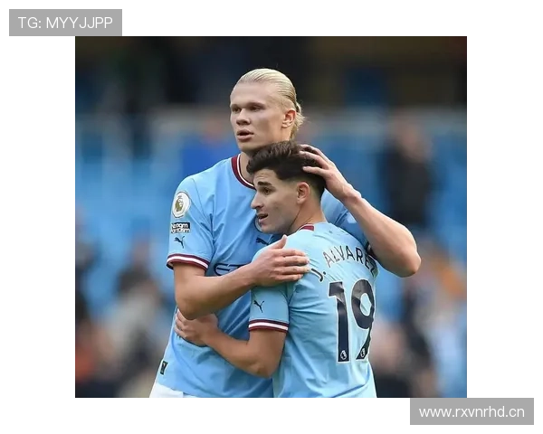 阿尔瓦雷斯是否被哈兰德压制：同队双前锋战术适配与数据对比