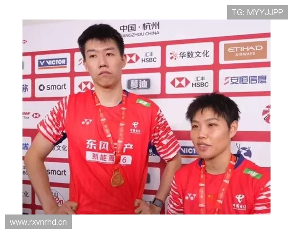 冯彦哲今天又刷场边腰包，是谁告诉他手头没钱的？