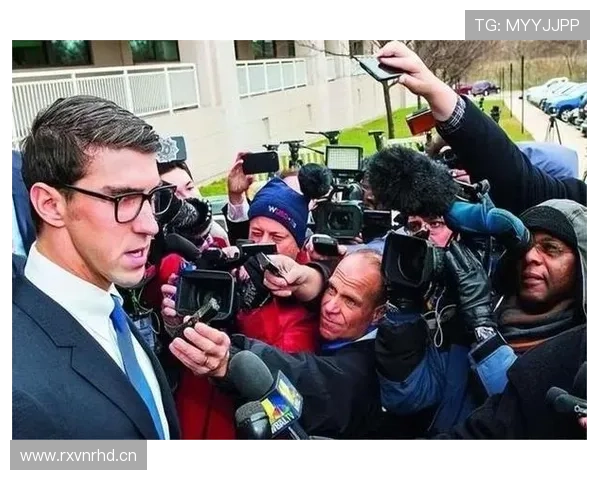 菲尔普斯拎着超市塑料袋从豪宅门口走出来，领奖台的神情和手里的菜也太违和了